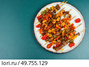 Lamb skewers with vegetables. Kebabs or lamb shish kebab. Space for text.. Juicy lamb kebab with vegetables. Стоковое фото, агентство Ingram Publishing / Фотобанк Лори