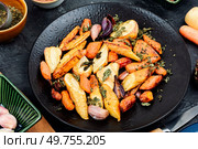 Vegan food of baked parsnip root and carrots. Roasted root vegetables.. Roasted parsnip root and carrots. Стоковое фото, агентство Ingram Publishing / Фотобанк Лори