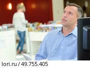 a man trying to remember. Стоковое фото, агентство Ingram Publishing / Фотобанк Лори