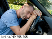 man sleeping in a car. Стоковое фото, агентство Ingram Publishing / Фотобанк Лори
