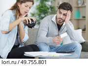 young couple running out of money. Стоковое фото, агентство Ingram Publishing / Фотобанк Лори