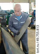 senior man working with aluminum. Редакционное фото, агентство Ingram Publishing / Фотобанк Лори
