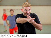 a man referee whilst pointing. Стоковое фото, агентство Ingram Publishing / Фотобанк Лори
