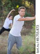 handsome fit man posing outdoors in forest. Стоковое фото, агентство Ingram Publishing / Фотобанк Лори