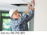 he is positioning the cctv. Стоковое фото, агентство Ingram Publishing / Фотобанк Лори