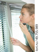 woman installing blinds with screwdriver. Стоковое фото, агентство Ingram Publishing / Фотобанк Лори