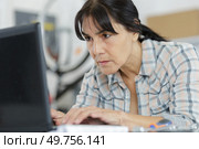 woman accepting relocation order from internet. Стоковое фото, агентство Ingram Publishing / Фотобанк Лори