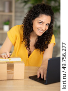 entrepreneur business woman with online sales and parcel shipping. Стоковое фото, агентство Ingram Publishing / Фотобанк Лори