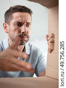 exasperated guy looking into an empty cardboard box. Стоковое фото, агентство Ingram Publishing / Фотобанк Лори