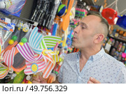 man with a paying in a toy shop. Стоковое фото, агентство Ingram Publishing / Фотобанк Лори