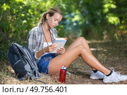 female hiker sitting in forest. Стоковое фото, агентство Ingram Publishing / Фотобанк Лори