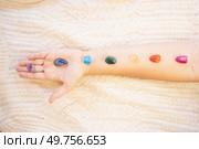 Healing crystals on female hand background, seven chakra stones.. Healing crystals on female hand background, seven chakra stones. Стоковое фото, агентство Ingram Publishing / Фотобанк Лори