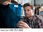 a glassworker using glass during manufacturing process. Стоковое фото, агентство Ingram Publishing / Фотобанк Лори