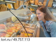Lady looking at cakes in a bakery. Стоковое фото, агентство Ingram Publishing / Фотобанк Лори
