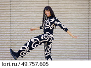Energetic hispanic beauty female dancer performing a choreography in the city. Dancer performing a choreography in the city. Стоковое фото, агентство Ingram Publishing / Фотобанк Лори