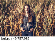 A stunning model is posing gracefully in a beautiful cornfield, showcasing a casual yet chic outfit in the warm glow of natural light that enhances her elegance and confidence in the moment. A stunning fashion portrait captured in a picturesque cornfield during the enchanting golden hour. Стоковое фото, агентство Ingram Publishing / Фотобанк Лори