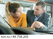 man and woman inspecting windowshield. Стоковое фото, агентство Ingram Publishing / Фотобанк Лори