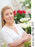 Lady stood in florists, arms crossed. Стоковое фото, агентство Ingram Publishing / Фотобанк Лори