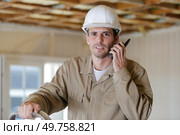 worker in safety vest using walkie talkie. Стоковое фото, агентство Ingram Publishing / Фотобанк Лори