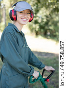 young woman mowing the grass. Стоковое фото, агентство Ingram Publishing / Фотобанк Лори