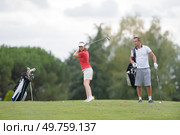 a couple and a round of golf. Стоковое фото, агентство Ingram Publishing / Фотобанк Лори