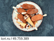 Delicious glazed ice cream bars with nuts. Top view.. Vanilla ice cream with chocolate. Стоковое фото, агентство Ingram Publishing / Фотобанк Лори
