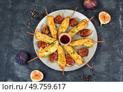 Grilled chicken satay skewers with fig sauce. Shish kebab skewers on a concrete kitchen table.. Homemade chicken skewers with figs chutney. Стоковое фото, агентство Ingram Publishing / Фотобанк Лори