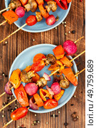 BBQ vegetable skewers. Colorful grilled summer seasonal vegetables skewers.. Tasty vegetables skewers. Стоковое фото, агентство Ingram Publishing / Фотобанк Лори