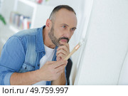 painter trying to match colours for painting job. Стоковое фото, агентство Ingram Publishing / Фотобанк Лори