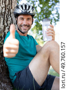 happy man bicyclist with thumb up. Стоковое фото, агентство Ingram Publishing / Фотобанк Лори