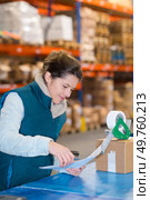 worker preparing the ordered product. Стоковое фото, агентство Ingram Publishing / Фотобанк Лори