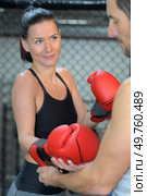 man securing boxing gloves onto woman. Стоковое фото, агентство Ingram Publishing / Фотобанк Лори