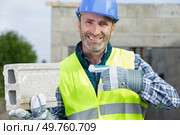 a male builder at work. Стоковое фото, агентство Ingram Publishing / Фотобанк Лори
