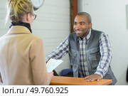 potrait of a customer interaction. Стоковое фото, агентство Ingram Publishing / Фотобанк Лори