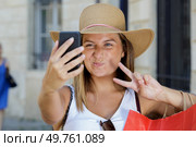 beautiful woman doing selfie on phone. Стоковое фото, агентство Ingram Publishing / Фотобанк Лори