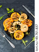 Dish of baked Butternut squashes ready to eat.. Baked Butternut Squash. Стоковое фото, агентство Ingram Publishing / Фотобанк Лори