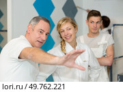 team of decorators talking. Стоковое фото, агентство Ingram Publishing / Фотобанк Лори
