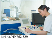 female doctor operating medical machine. Стоковое фото, агентство Ingram Publishing / Фотобанк Лори