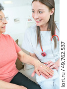 the nurse visits an old lady. Стоковое фото, агентство Ingram Publishing / Фотобанк Лори