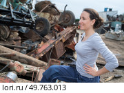 female junkyard worker smiling. Стоковое фото, агентство Ingram Publishing / Фотобанк Лори