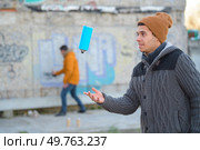street artist next to colorful graffiti wall. Стоковое фото, агентство Ingram Publishing / Фотобанк Лори