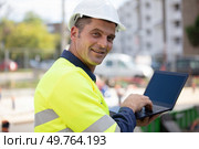 worker with laptop out in site. Стоковое фото, агентство Ingram Publishing / Фотобанк Лори