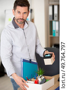 man packing his office possessions. Стоковое фото, агентство Ingram Publishing / Фотобанк Лори