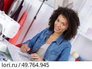 female dressmaker working with sewing machine. Стоковое фото, агентство Ingram Publishing / Фотобанк Лори