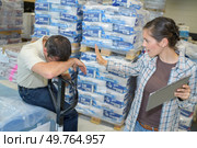 portrait of woman firing useless employee. Стоковое фото, агентство Ingram Publishing / Фотобанк Лори