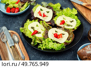 Fun Halloween monster sandwiches, Halloween snack. Halloween green monster sandwich.. Fun Halloween sandwiches. Стоковое фото, агентство Ingram Publishing / Фотобанк Лори
