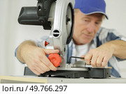 a man using circular saw. Стоковое фото, агентство Ingram Publishing / Фотобанк Лори