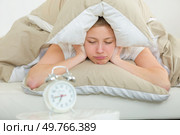 woman doesnt want to wake up. Стоковое фото, агентство Ingram Publishing / Фотобанк Лори