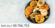 Dish of baked Butternut squashes ready to eat.. Baked Butternut Squash. Стоковое фото, агентство Ingram Publishing / Фотобанк Лори