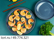 Delicious grilled king prawns with lemon and herb marinade. Top view.. Tiger Prawn Scampi. Стоковое фото, агентство Ingram Publishing / Фотобанк Лори